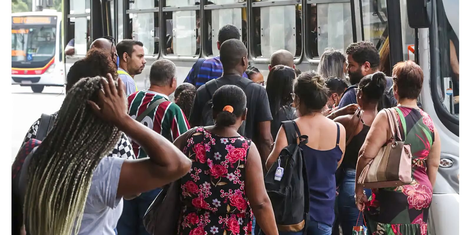 Número de pessoas em busca de emprego há mais de dois anos cai 21,7%