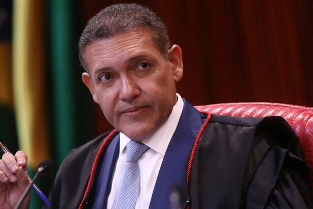 Nunes Marques toma posse na presidência do TSE e vai comandar eleições