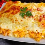 Imagem de um prato com frango desfiado e queijo gratinado por cima