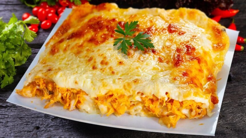 Imagem de um prato com frango desfiado e queijo gratinado por cima