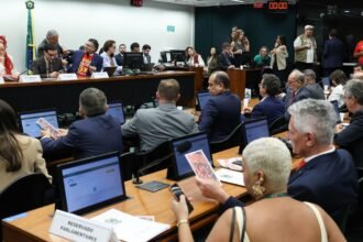 Oposição critica PEC do fim da escala 6x1 durante votação na Comissão