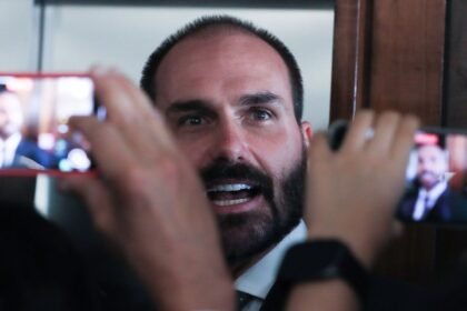 PGR pede ao Supremo condenação de Eduardo Bolsonaro por coação