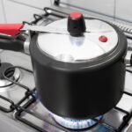 Panela de pressão tradicional no fogão.