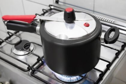 Panela de pressão tradicional no fogão.