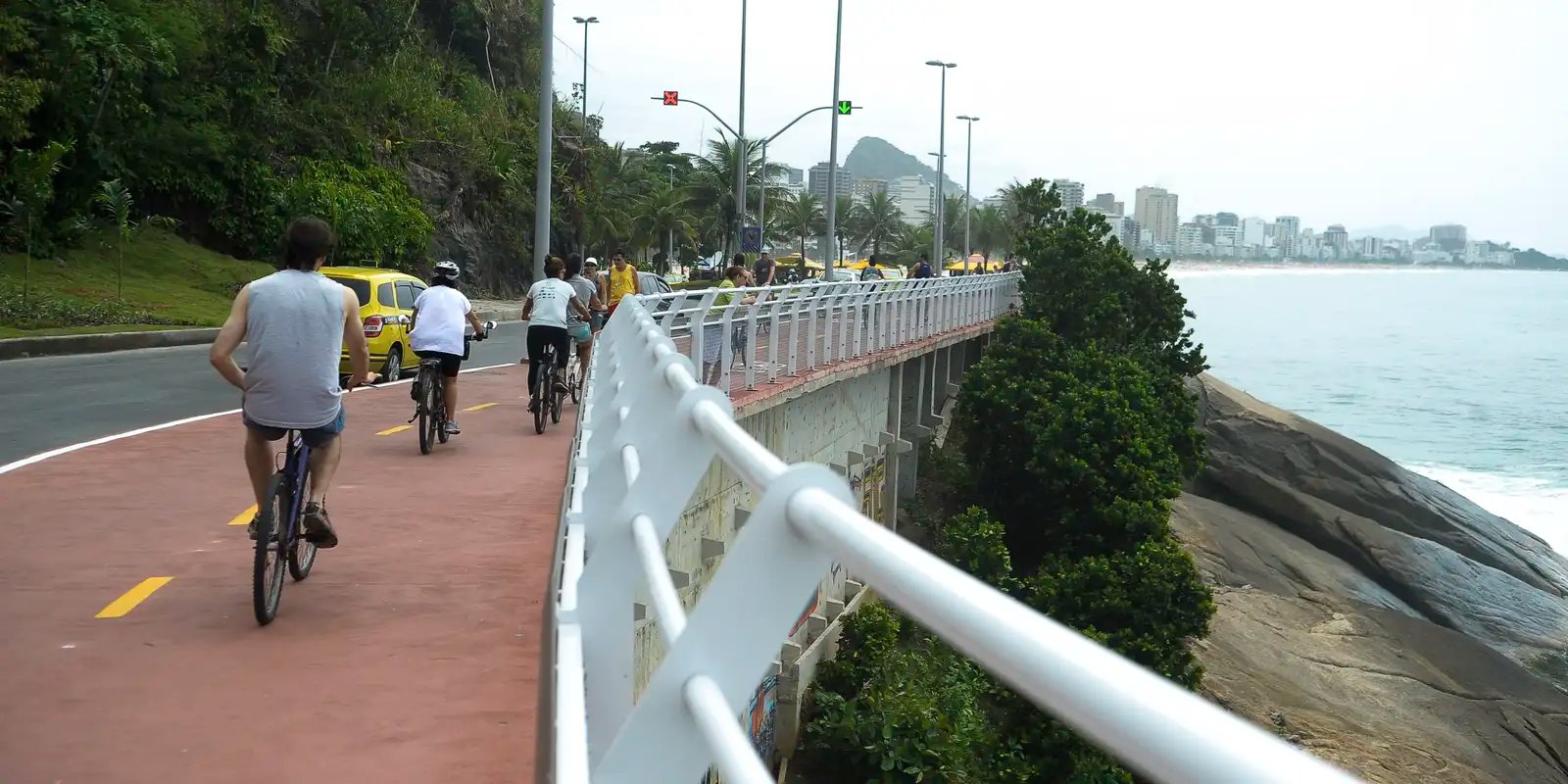 Prefeitura do Rio fecha Ciclovia Tim Maia após ondas de 2 metros