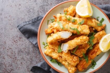 Imagem de uma porção de frango empanado frito