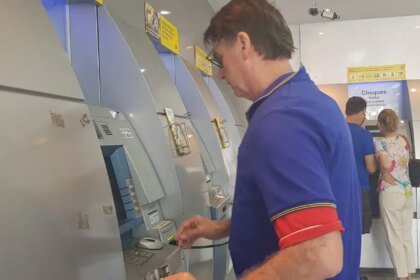 Receita paga nesta sexta maior lote de restituição do IR da história