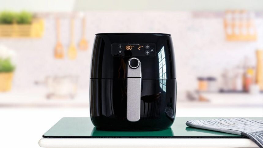 Lasanha e batata gratinada estão entre as receitas práticas para o almoço de Dia das Mães na airfryer
