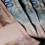 Renda média das famílias chega a R$ 2.264 e é recorde em 2025