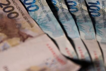 Renda média das famílias chega a R$ 2.264 e é recorde em 2025