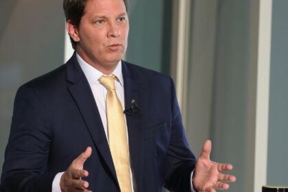 STF não consegue notificar Mário Frias sobre filme de Bolsonaro