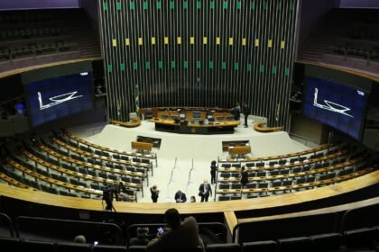 Saiba como votaram os deputados na PEC que acaba com a escala 6x1