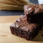 O segredo da casquinha perfeita do brownie pode estar na forma de bater ovos e açúcar