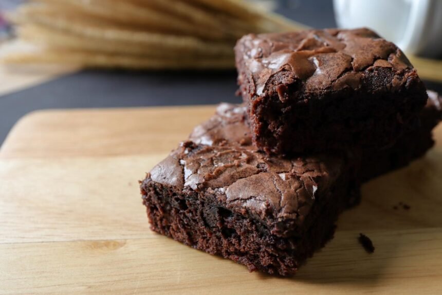 O segredo da casquinha perfeita do brownie pode estar na forma de bater ovos e açúcar