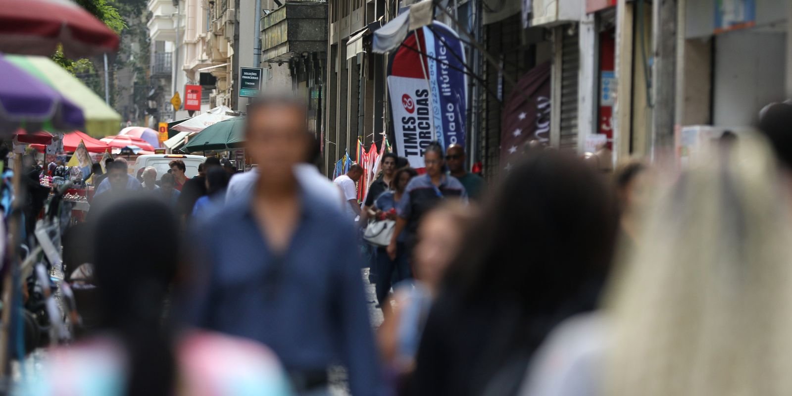 Taxa de desemprego de pretos é 55% maior que a de brancos, revela IBGE
