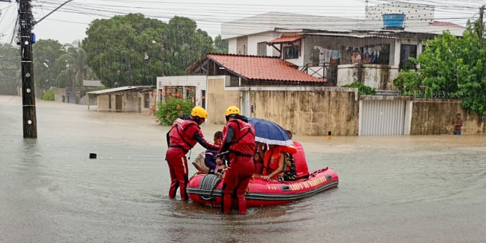 Tempestades em PE deixam quatro mortos e mais de mil desalojados