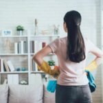 Mulher começando a limpeza da casa