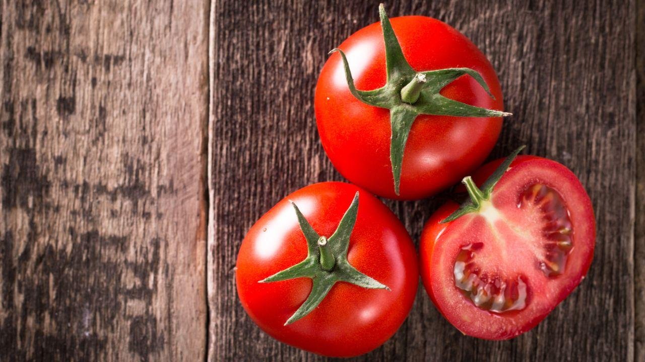 Imagem de três tomates