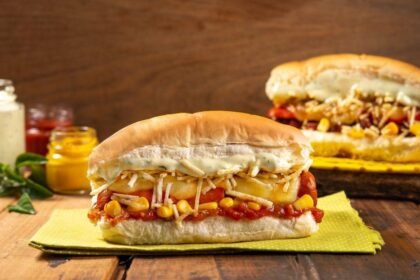 Hambúrguer, cachorro-quente e outros clássicos de lanchonete podem ser preparados em casa por um custo menor