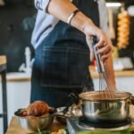 5 truques antigos de cozinha que funcionam melhor que muita tecnologia