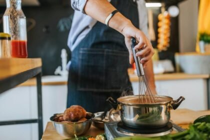 5 truques antigos de cozinha que funcionam melhor que muita tecnologia