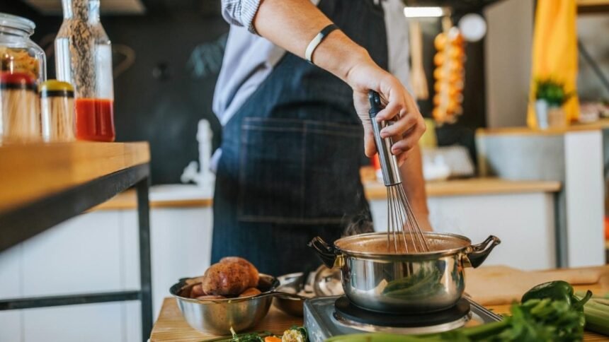 5 truques antigos de cozinha que funcionam melhor que muita tecnologia