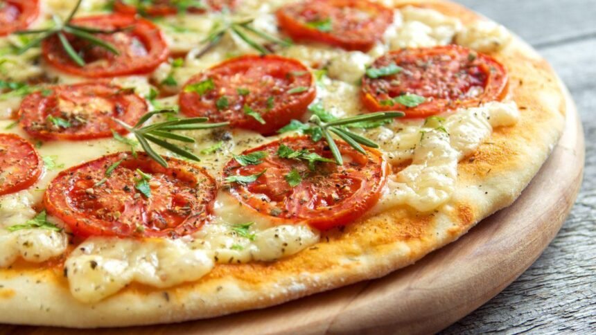 Essa massa versátil pode ser usada em pizzas, tortas salgadas e diversas receitas caseiras