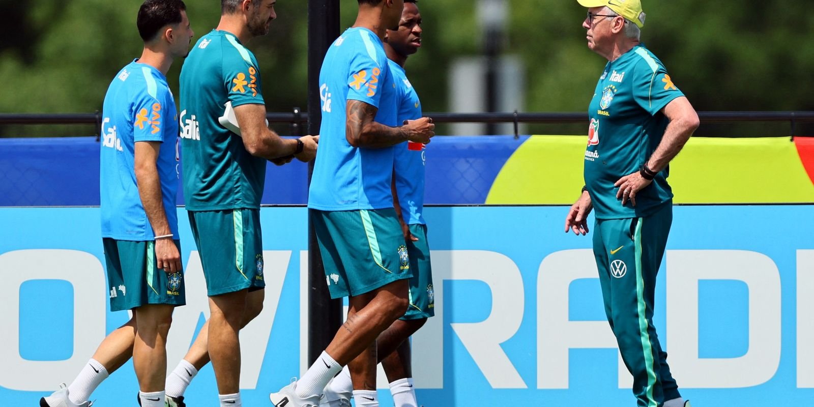 Ainda sem Raphinha, Brasil inicia preparação para as oitavas de final