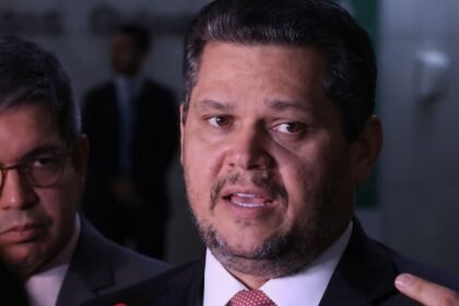 Alcolumbre mantém PEC 6x1 travada em semana esvaziada no Senado