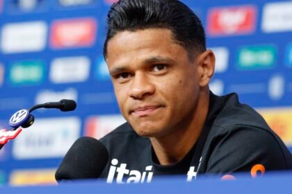 Aposta de Ancelotti, Douglas Santos explica apoio tático a Vini Jr.