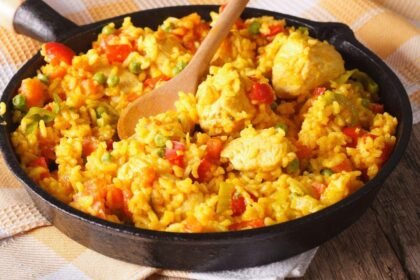 O arroz que sobrou do almoço pode virar pratos deliciosos e práticos