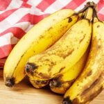 Imagem de um cacho de bananas bastante maduras