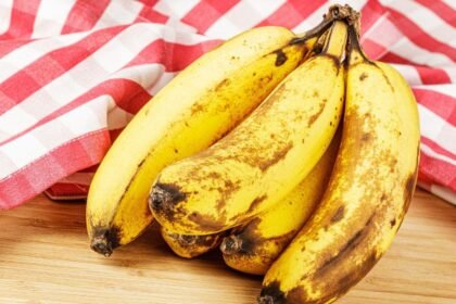 Imagem de um cacho de bananas bastante maduras