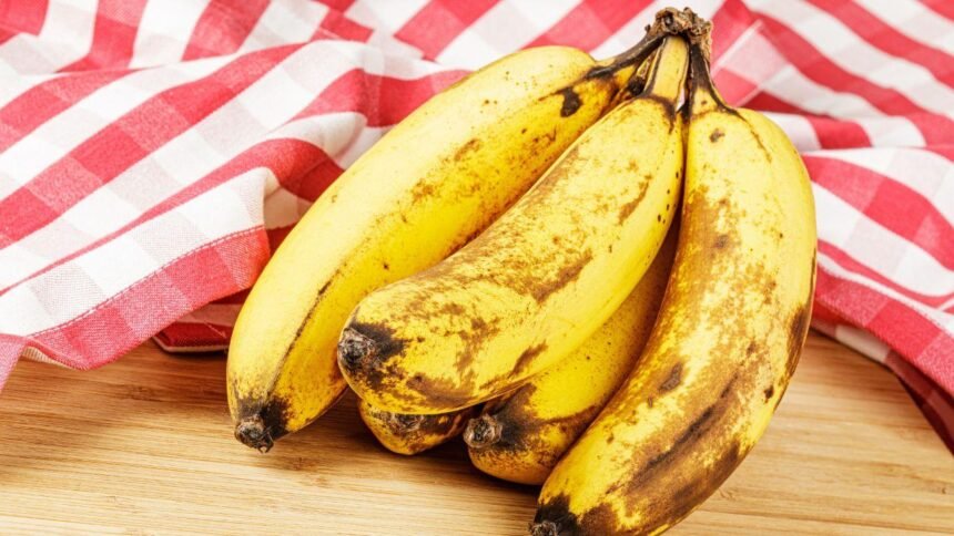 Imagem de um cacho de bananas bastante maduras