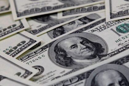 Bolsa cai 2,22%, e dólar volta a subir acima de R$ 5,06