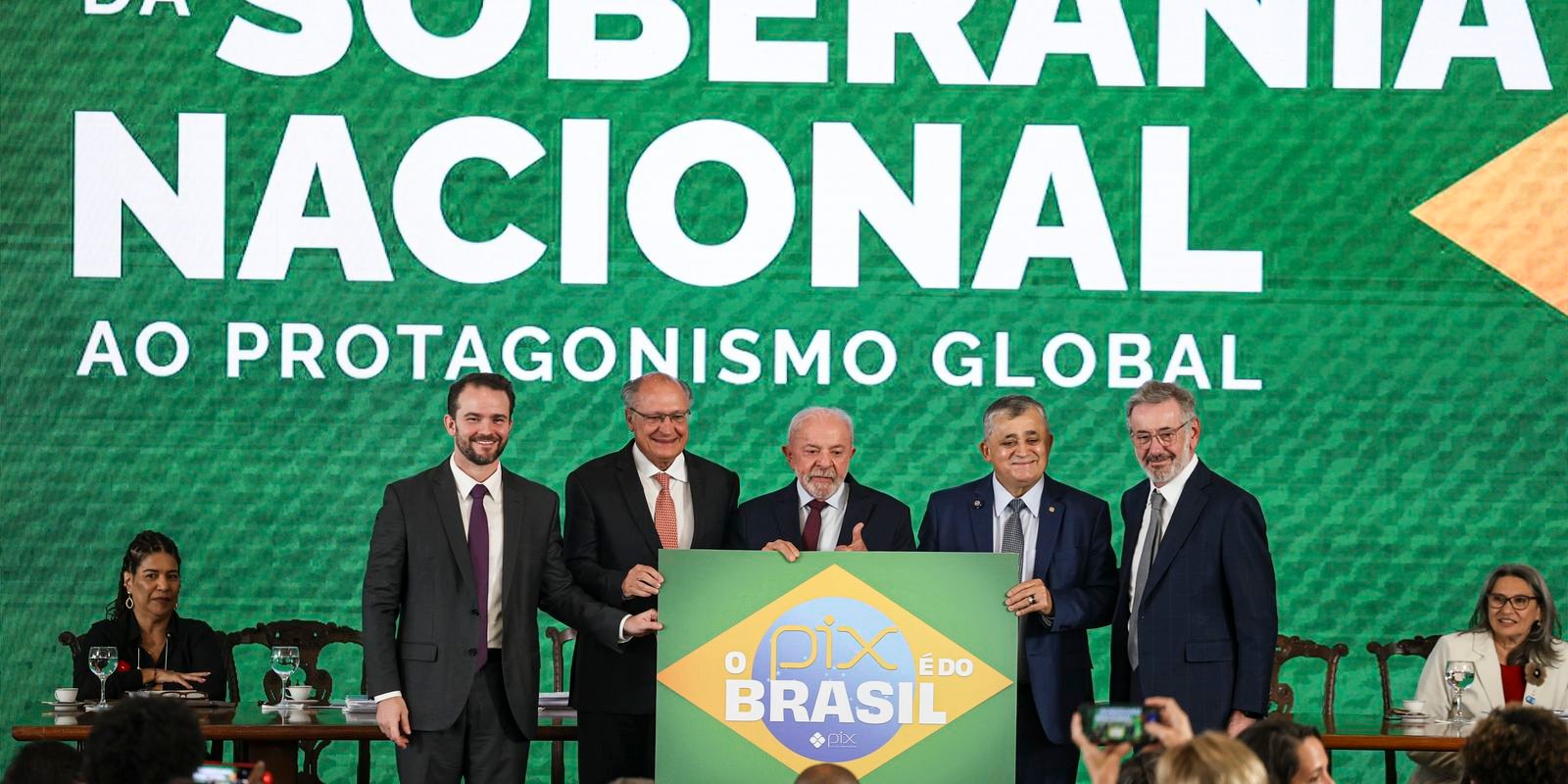 "Brasil não abaixa a cabeça", diz Durigan ao defender soberania e Pix
