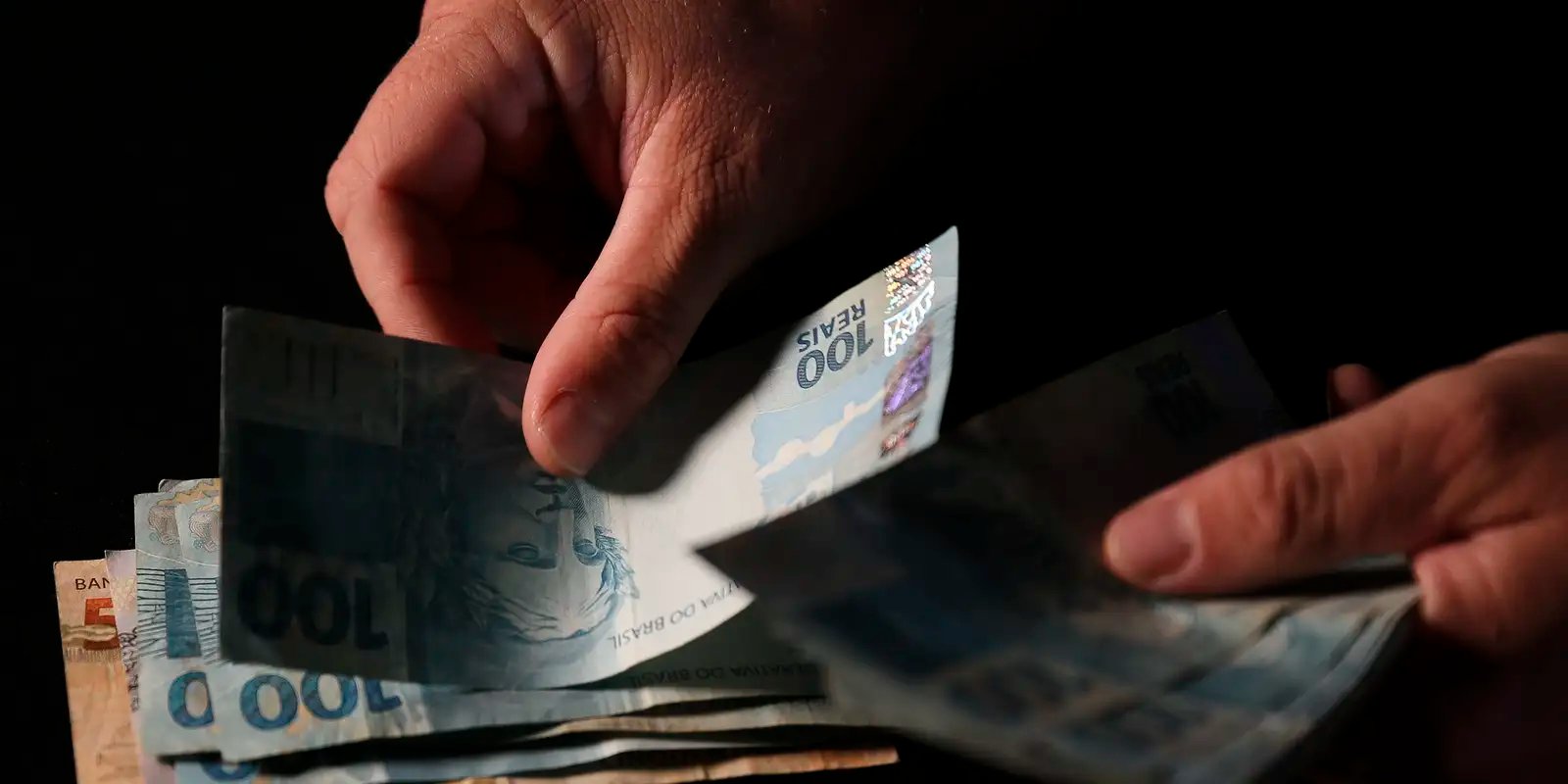 Brasileiros sacaram em abril R$ 482,8 milhões esquecidos em bancos