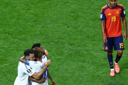 Cabo Verde segura Espanha e estreia em Copas com empate histórico