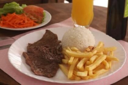 Receitas simples com ingredientes acessíveis ajudam a economizar sem abrir mão de refeições saborosas