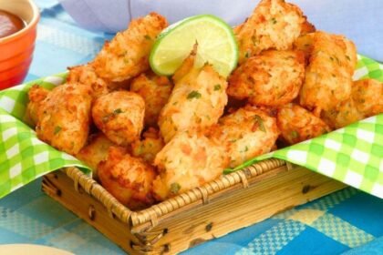 Bolinho de arroz, mandioca frita e pastel estão entre os clássicos que levam o clima de boteco para dentro de casa