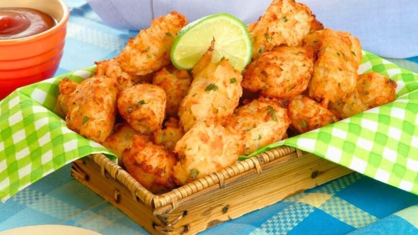 Bolinho de arroz, mandioca frita e pastel estão entre os clássicos que levam o clima de boteco para dentro de casa