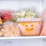 Freezer com alimentos congelados
