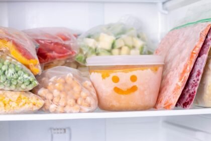 Freezer com alimentos congelados