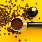 Imagem de um porta-filtro de café utilizado pelos baristas