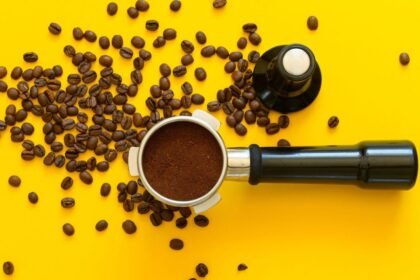 Imagem de um porta-filtro de café utilizado pelos baristas