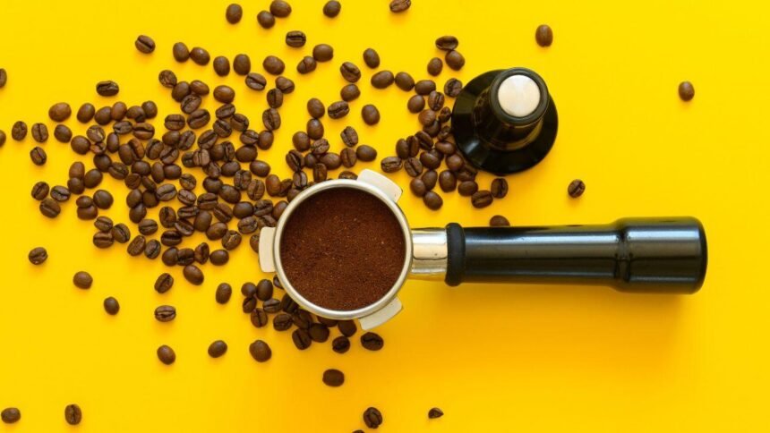 Imagem de um porta-filtro de café utilizado pelos baristas