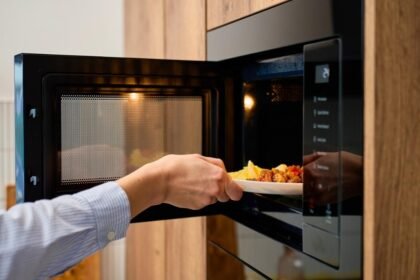 Como usar o micro-ondas melhor com alguns ajustes simples