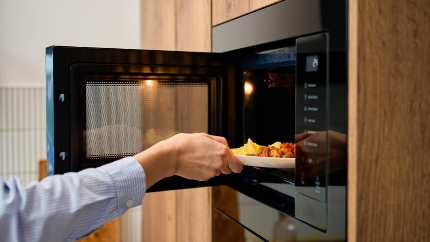 Como usar o micro-ondas melhor com alguns ajustes simples