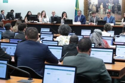 Deputados votam redução da maioridade penal em comissão