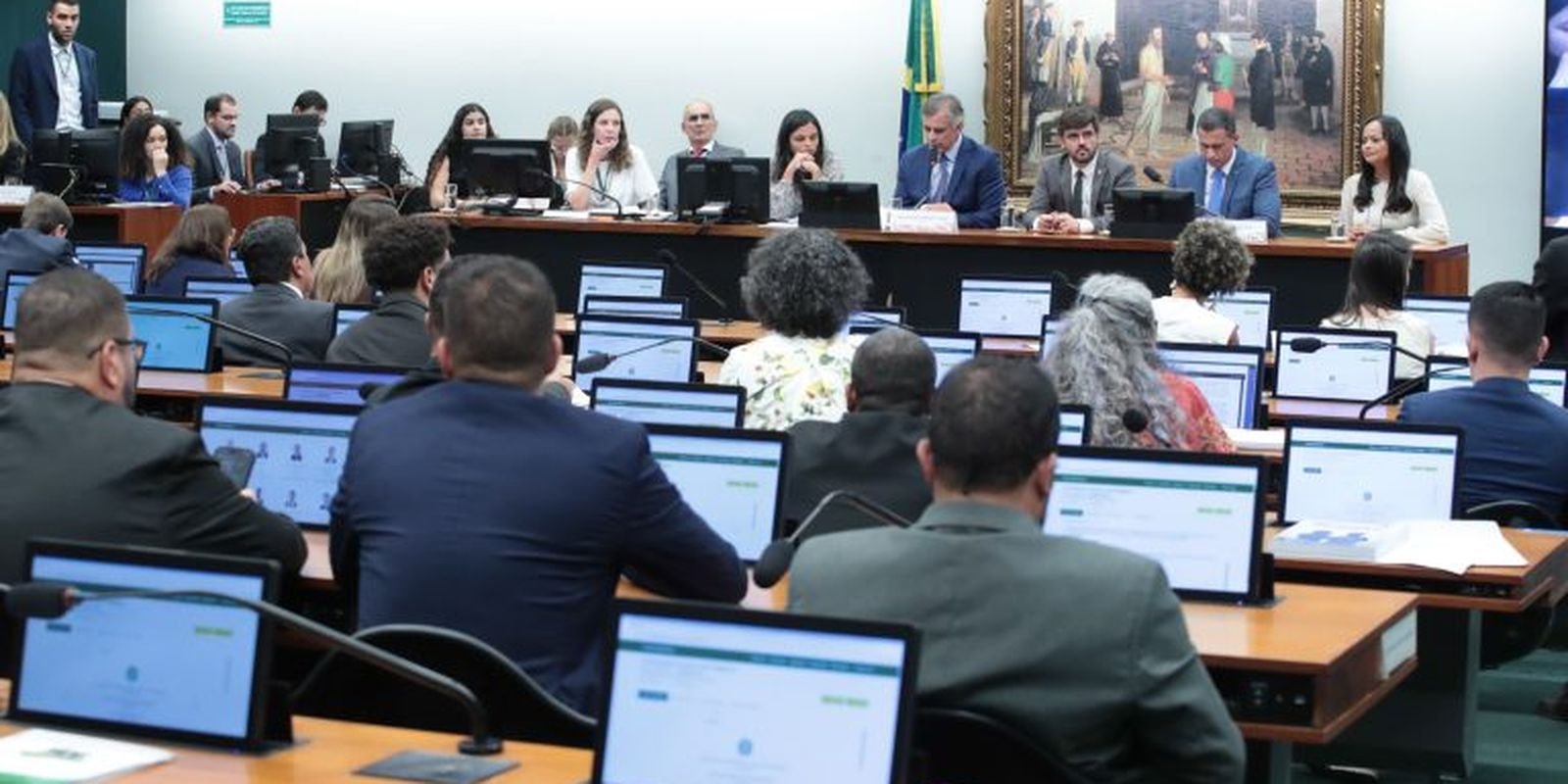 Deputados votam redução da maioridade penal em comissão